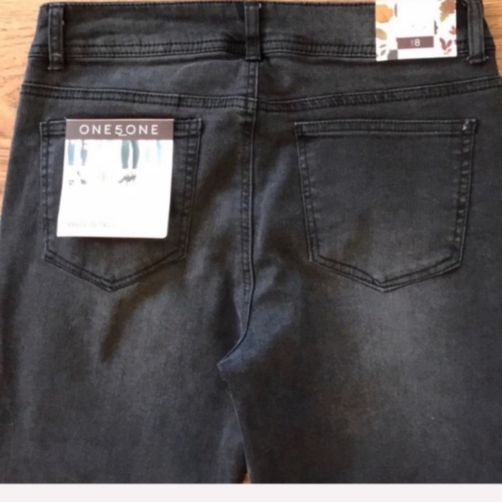 Raw Hem Ankle Jeans Black - Picture 6 of 7